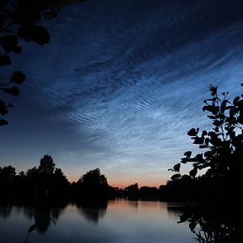 Nuages nocturnes lumineux sur Niels Bochoven