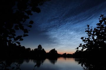 Lichtende nachtwolken van Niels Bochoven