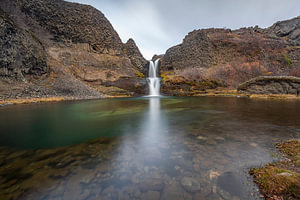 Een van de watervallen van de Gjáin vallei in IJsland