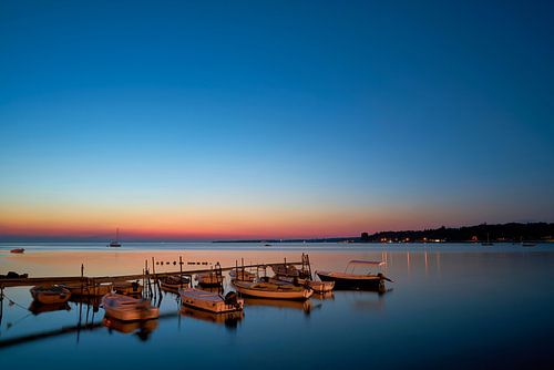 Bootsteiger met boten aan de oude stad van de romantische historische havenstad Poreè