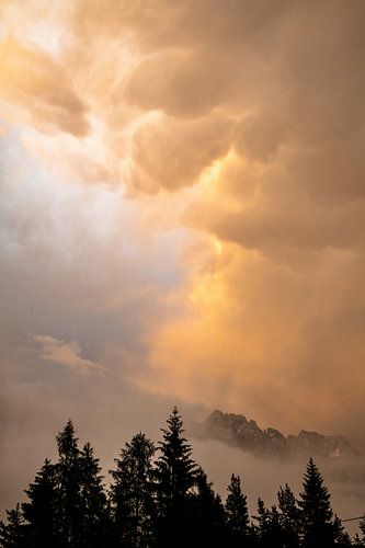 Nuage d'orage au-dessus des dolomites