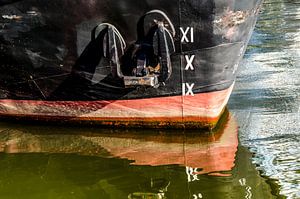 Spiegeling boeg van een schip in het water van Dieter Walther