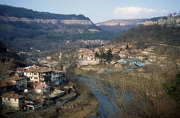 Veliko Tarnovo Bulgarije. Uitzicht over de vallei. van Richard Wareham