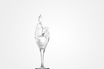 Eau transparente Eclaboussure dans un verre à vin (oblong)
