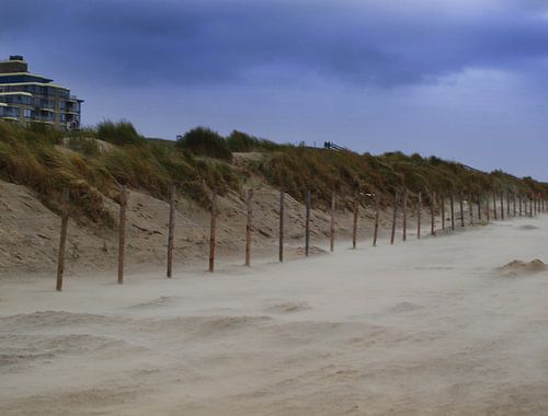 Strand en duinen tijdens storm