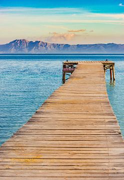 Belle vue de la jetée dans la baie d'Alcudia à Majorque, Espagne, îles Baléares. sur Alex Winter