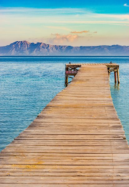 Belle vue de la jetée dans la baie d'Alcudia à Majorque, Espagne, îles Baléares. par Alex Winter