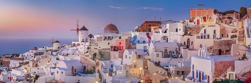 Village Oia op het eiland Santorini in Griekenland. Panorama.