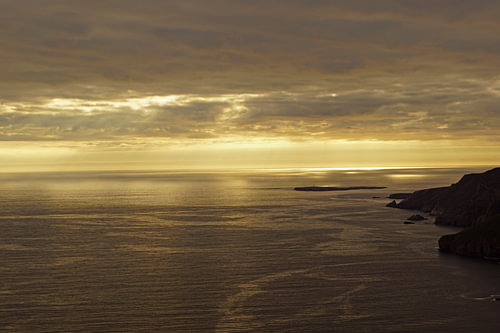 zonsondergang bij de kliffen van Slieve League in Ierland