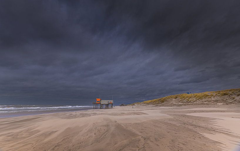 Lifeguard pavilion near Petten by peterheinspictures