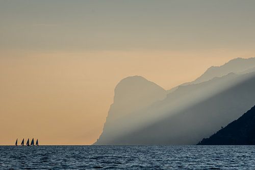 Voiliers dans la lumière du soir sur le lac de Garde