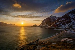 Haukland Beach sunset van Wojciech Kruczynski