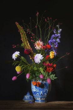 Stilleben mit Delfter blauer Vase und Rittersporn, Eremuren, Tulpe.