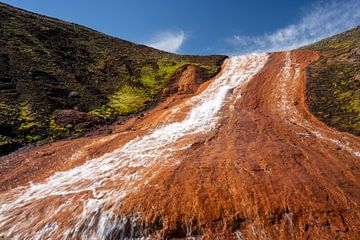 De rode waterval bij Raudauga in Landmannalaugar van Gerry van Roosmalen