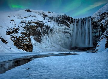 Aurore boréale à la cascade de Skogafoss en Islande
