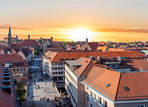 Sonnenuntergang über der Stadt Nürnberg in Franken