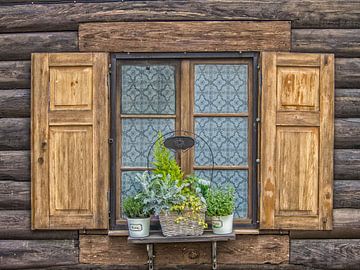 Oud venster op houten boerderij van Jörg B. Schubert