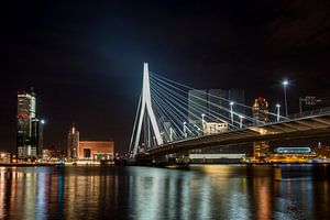 Erasmusbrug bij nacht van Sander Strijdhorst