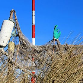 Strand stilleven met afval / strandjut spullen bij een oud visnet van Ans Houben