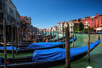 Gondels op het Canal Grande in Venetië van Alex Neumayer