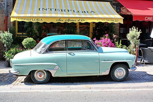 Simca Aronde voor een Normandische bloemenstal