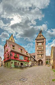 Vakwerk huizen en de toren van het Musée du Dolder, Riquewihr, Alsace, Frankrijk van Rene van der Meer