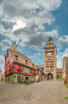 Fachwerkhäuser und der Turm des Musée du Dolder, Riquewihr, Elsass, Frankreich von Rene van der Meer