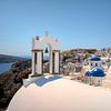 Santorini blauwe koepels van Oia van Marjolein van Middelkoop