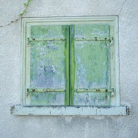 Grün-blaue Fensterläden von Hanneke Bantje