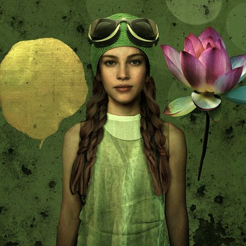 Vintage Beauty Bathing Hat Gold Water Lily