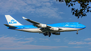 Abfliegendes KLM-Passagierflugzeug vom Typ Boeing 747-400.