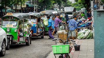 Goederen uit de taxi's laden in Bangkok, Thailand(flowermarket) van Jeroen Somers