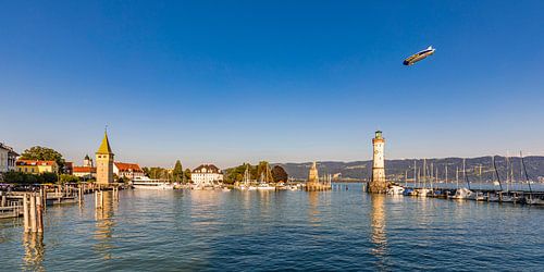 Zeppelin NT boven de haven van Lindau aan het Bodenmeer