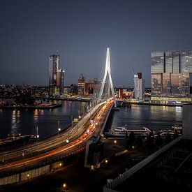 Uitzicht op Erasmusbrug, Rotterdam van Maarten Hooijmeijer