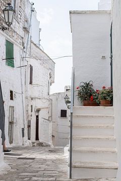 Gezellige straat van Ostuni van DsDuppenPhotography