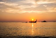 Fischerboot bei Sonnenuntergang van Felix Brönnimann thumbnail