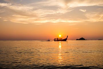 Fischerboot bei Sonnenuntergang van Poster Art Shop