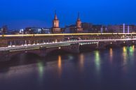 Berlin Oberbaumbrücke zur blauen Stunde von Jean Claude Castor Miniaturansicht