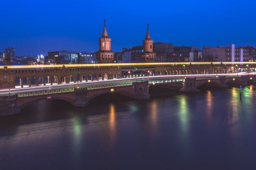 Berlin Oberbaumbrücke zur blauen Stunde von Jean Claude Castor