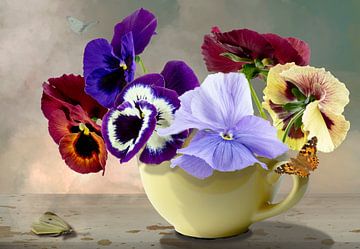 Nature morte 'Avec des violettes dans une tasse à thé jaune tendre'. sur Willy Sengers