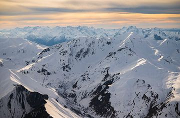 Vue aérienne des Alpes en hiver sur José IJedema