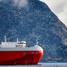 Winter landschap en container schip op Godøy, Ålesund, Noorwegen van qtx