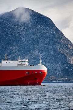Winter landschap en container schip op Godøy, Ålesund, Noorwegen van qtx