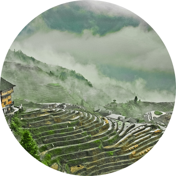 huis op de heuvel is een heuvel van wolken en mist. Mistig herfstlandschap met rijstterrassen. China van Michael Semenov