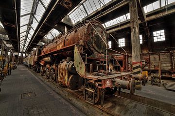 Verfallene Dampfeisenbahn von Urbex in einer verlassenen Halle von Dyon Koning