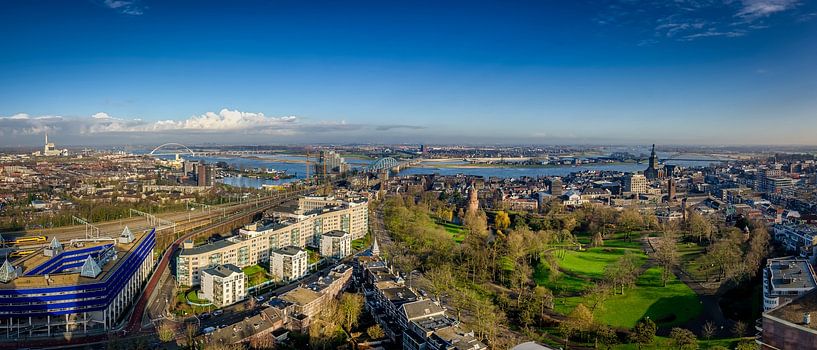 Panorama van Nijmegen  en de Waal van Bram Visser