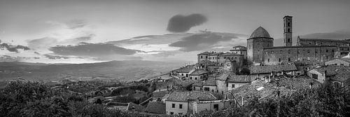 De stad Volterra in Toscane in Italië in zwart-wit