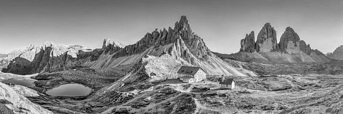 Dolomieten op de Drie Pieken in de Alpen. Zwart-wit foto.
