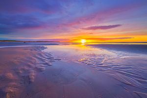 Ein spektakulärer und farbenprächtiger Sonnenuntergang am Strand von Wissant an der Côte d'Opale in Frankreich.