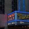 Lettres en néon emblématiques du Radio City Music Hall sur Joran Quinten